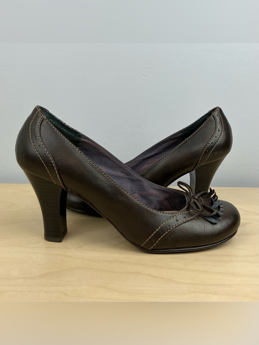 Vintage Y2K Mudd Women’s Size 7.5 M Nina Brown Heels Pumps Kiltie Bow Accent - Picture 2 of 11